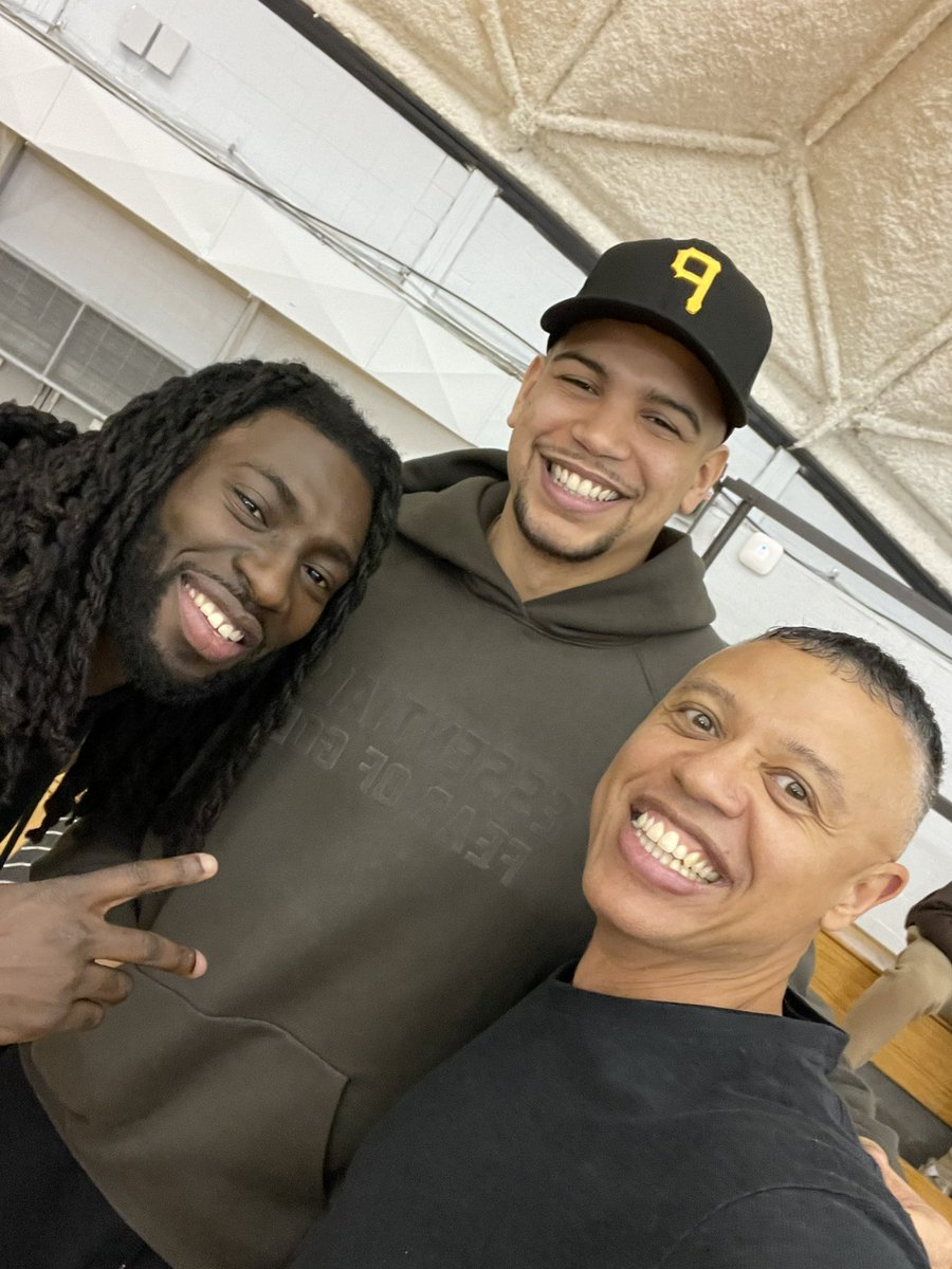 coachJoeLew's tweet photo. Nothing better than seeing former players! These guys were warriors‼️Antonio Kellem and Daylon Carter‼️Great players and Amazing families!🙏@day_hova_ @TheReal_0_ALK 
#PKFlashFamily ⚡️⚡️⚡️ https://t.co/K9zQc3rMqF