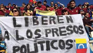 Faltando pocas horas para finalizar el año, todos mis pensamientos y solidaridad con los presos políticos y sus familiares.

No podemos ser indiferentes ante los 40 días de huelga de hambre del T/C Igber Marín Chaparro, y el resto de civiles y militares, privados de libertad!