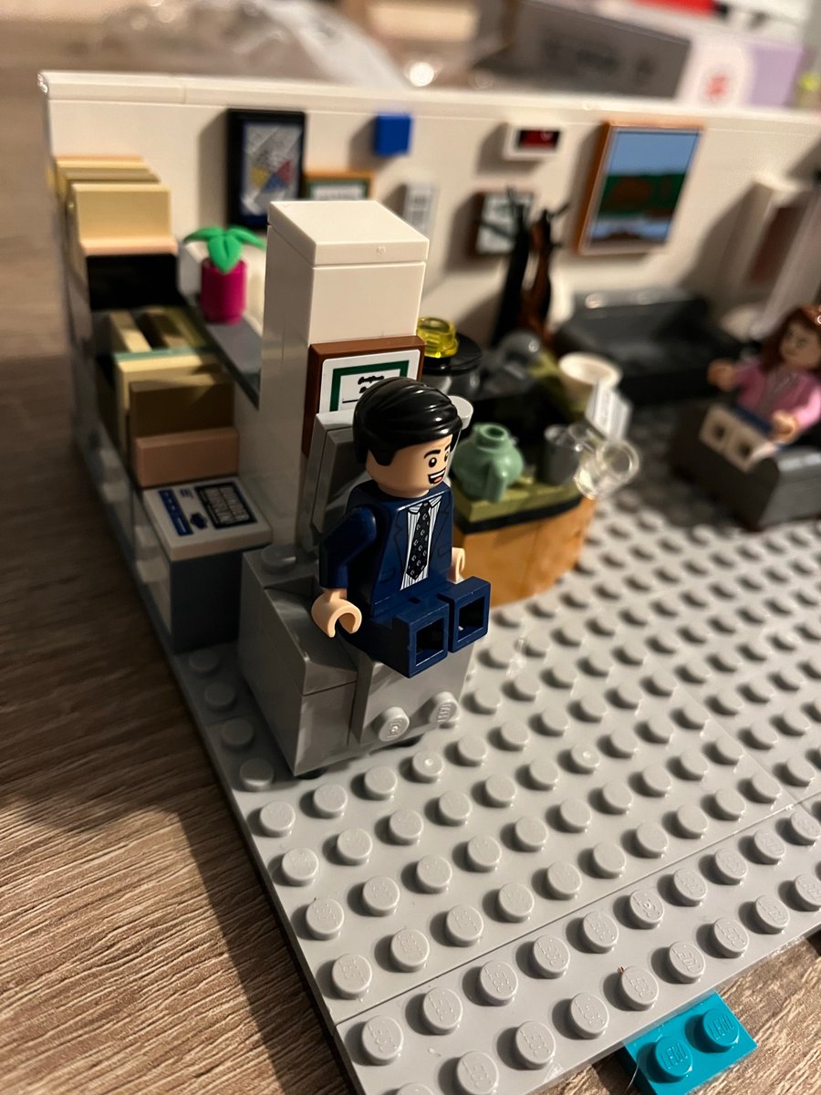 Najlepszy sylwester od lat! 🥳

✅ wyrzuciłem 3 torby niepotrzebnych zabawek, puzzli, klocków i innych pierdół
✅ manchester united wygrał
✅ jak dzieci pójdą spać będę kontynuował układanie zestawu ze zdjęcia
✅ i oglądał polską wersję serialu ze zdjęcia
Szczęście❤️