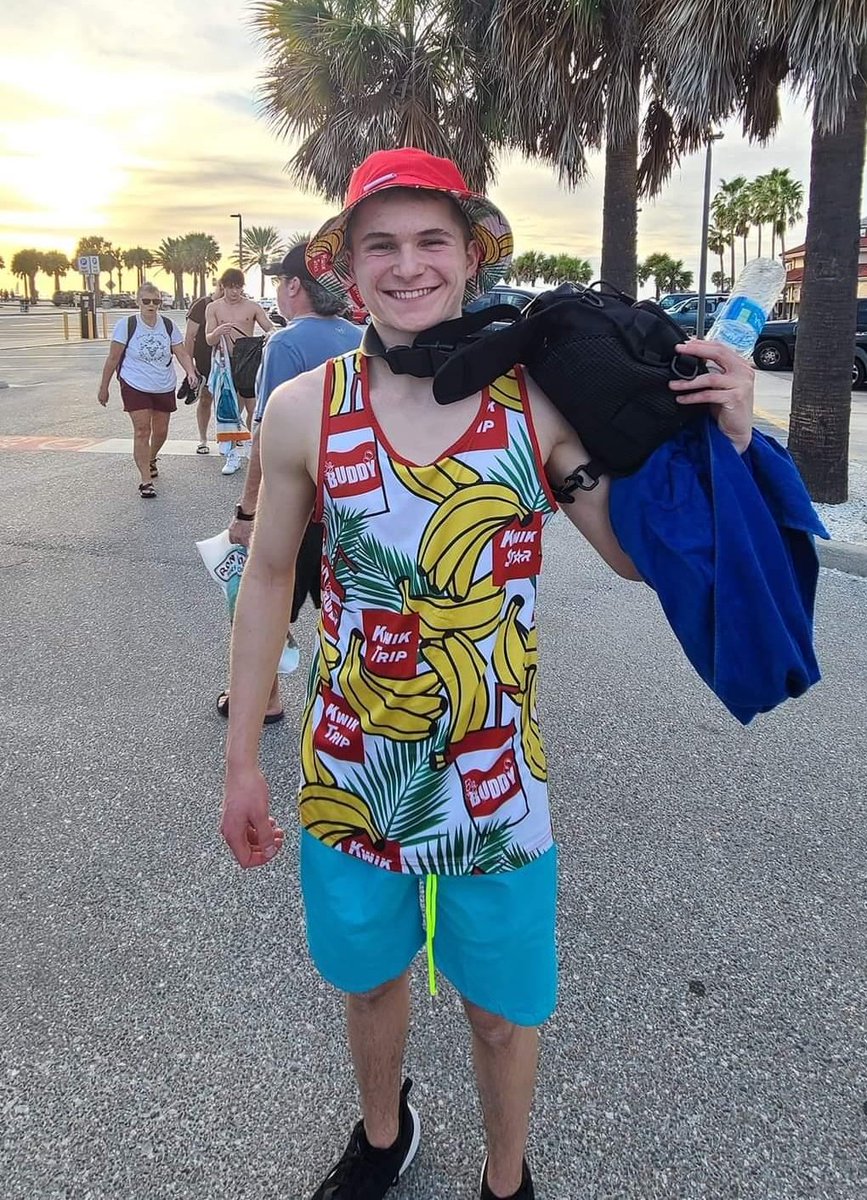 JacksonBrian's tweet image. Tell me you're from Wisconsin without telling me you're from Wisconsin... #reliaquestbowl #tampaflorida #tampabay #florida #kwiktrip #kidsintheband #bananas #noglazershere #ope @KwikTrip