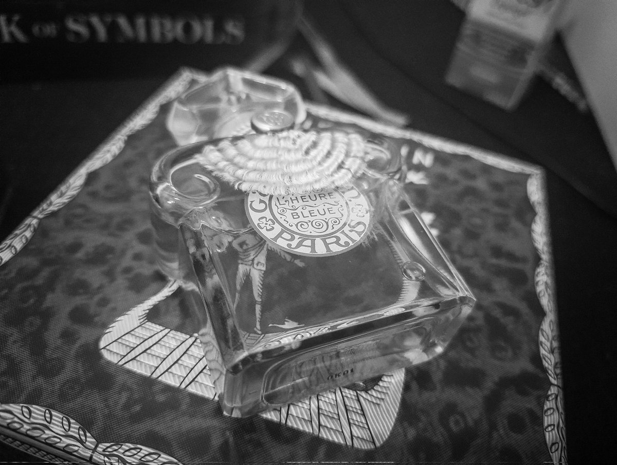 EauCeylon's tweet photo. Scent of NYE.
Happy New Year!
#scentofthenight #guerlain #lheurebleue #jacquesguerlain #srilanka #lk #lka #colombo https://t.co/9DgxHoGcnF