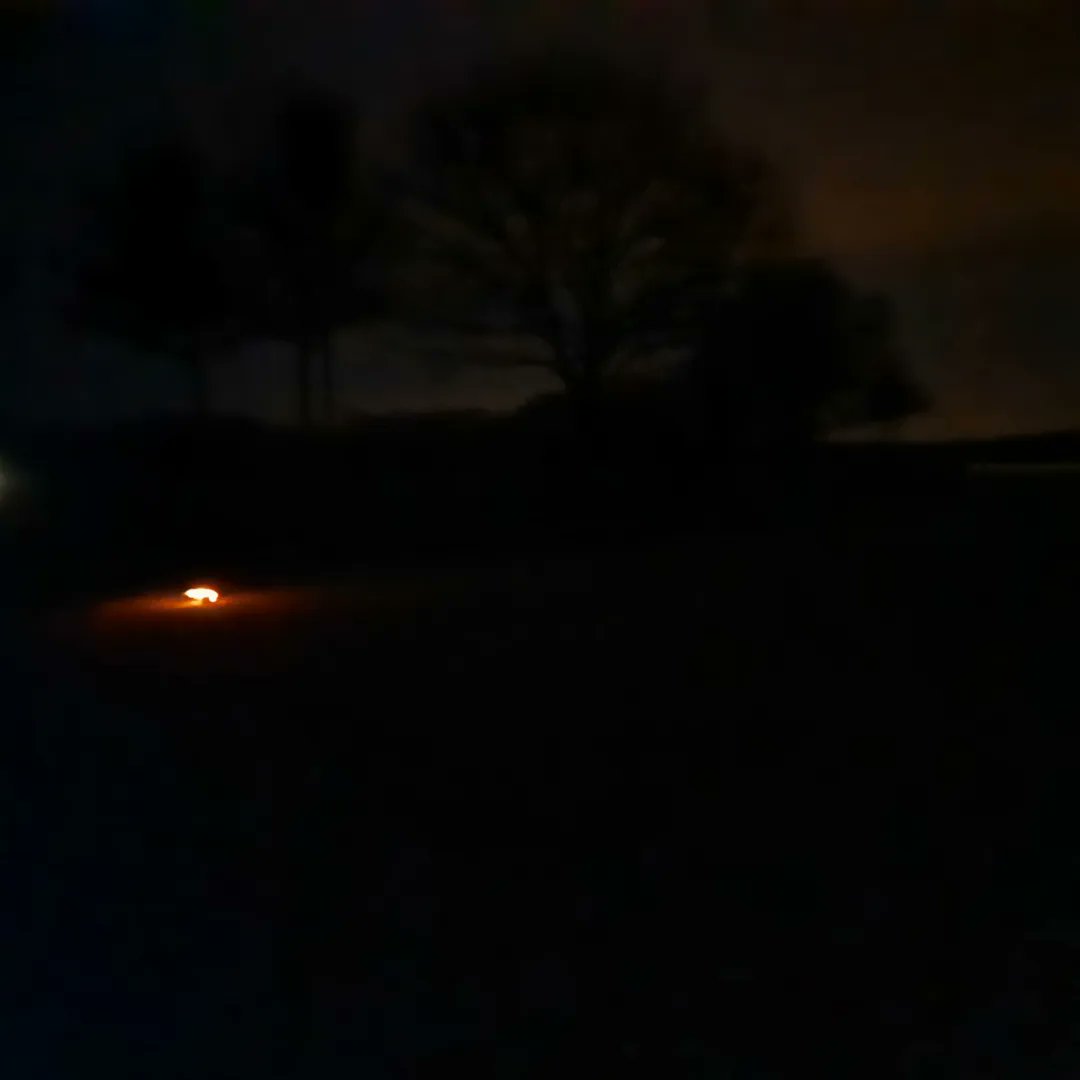 vd_blaak's tweet photo. Tja, en net wéér vuurwerk bij de schaapskooi. Weer zijn de (hoogzwangere)schapen naar buiten gevlucht en staan angstig op een kluitje. Dit liet die 'grapjas' achter. Doe dit die arme dieren toch niet aan! https://t.co/RNDJOJpE1Q