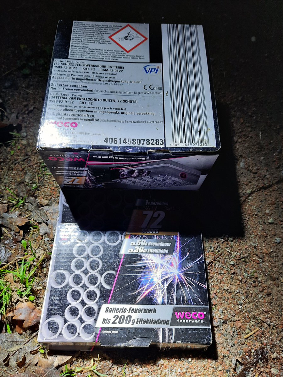 vd_blaak's tweet photo. Tja, en net wéér vuurwerk bij de schaapskooi. Weer zijn de (hoogzwangere)schapen naar buiten gevlucht en staan angstig op een kluitje. Dit liet die 'grapjas' achter. Doe dit die arme dieren toch niet aan! https://t.co/RNDJOJpE1Q
