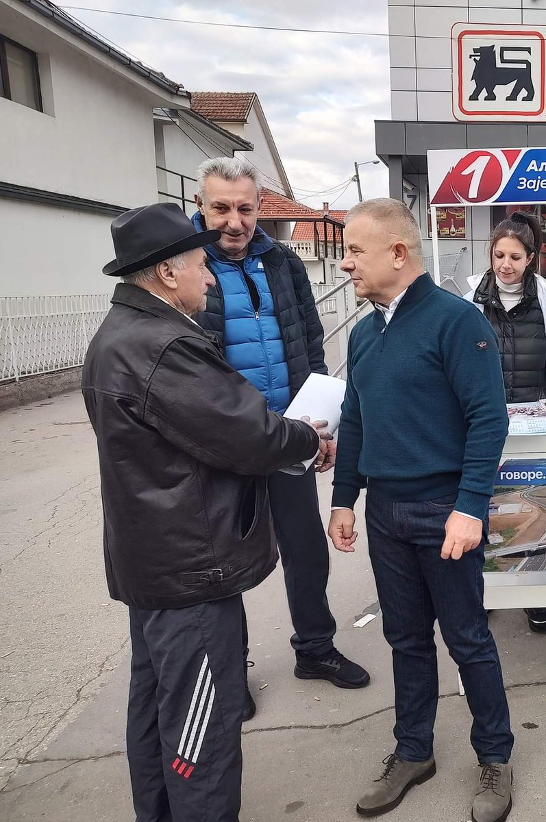 Milickovic_M's tweet photo. Имао сам задовољство да и последњи дан у години будем уз своје суграђане. Сматрам да у сваком тренутку морамо бити на располагању нашим грађанима. Реална политика не може се водити из фотеље, без контакта са људима. @RakovicaSns https://t.co/p9n3kJaaVr
