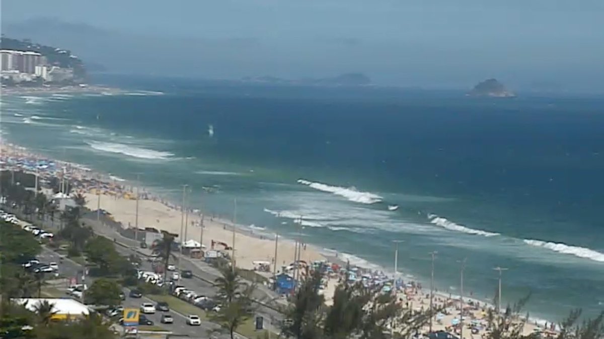 praiabarrarj's tweet photo. ☀️ Tarde de sol, mar com ondas de 0,5m e vento leste. Vai curtir o último dia do ano na praia? Feliz Ano Novo! 🥂✨ Veja ao vivo a praia da Barra: https://t.co/7J6MhCHTBF #tempo #praia #orla #canera #Reveillon2023 #RiodeJaneiro https://t.co/zsgq1UsDO8