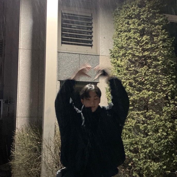 chuukwanflz's tweet photo. let's hope 2023 will be a better year for everyone!
happy new year 🫂 https://t.co/J8zHRN0J6n