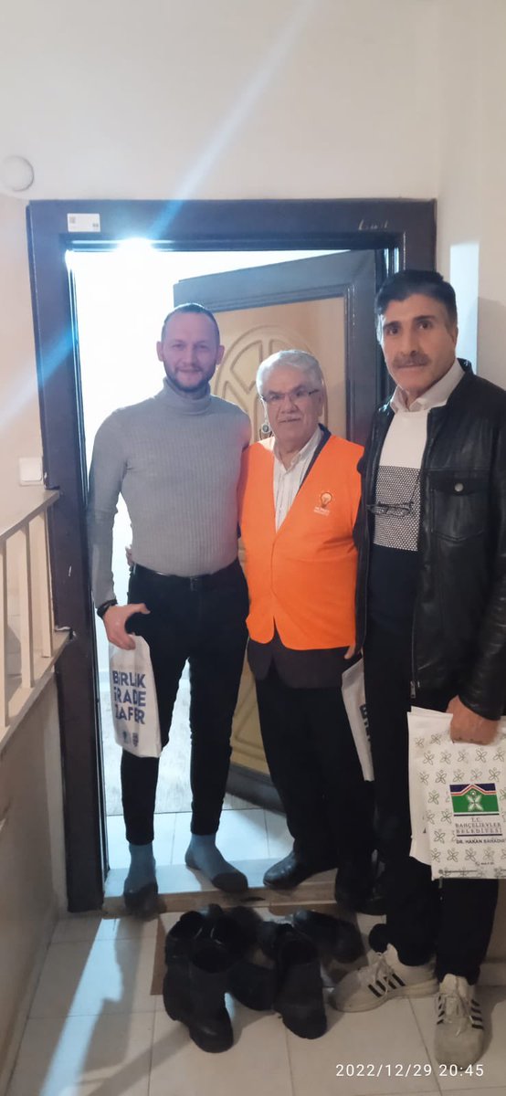 AKBahcelievler's tweet photo. 2023 yolunda, "BİRİZ" diyerek komşularımızı ziyaret etmeye devam ediyoruz.

Bağlar Mahallemiz sahada. 

Bahçelievler'de girilmedik sokak, çalınmadık kapı, sıkılmadık el bırakmayacağız.

#2023YolundaBiriz
#BirlikİradeZafer https://t.co/Qd6uGpNpAE