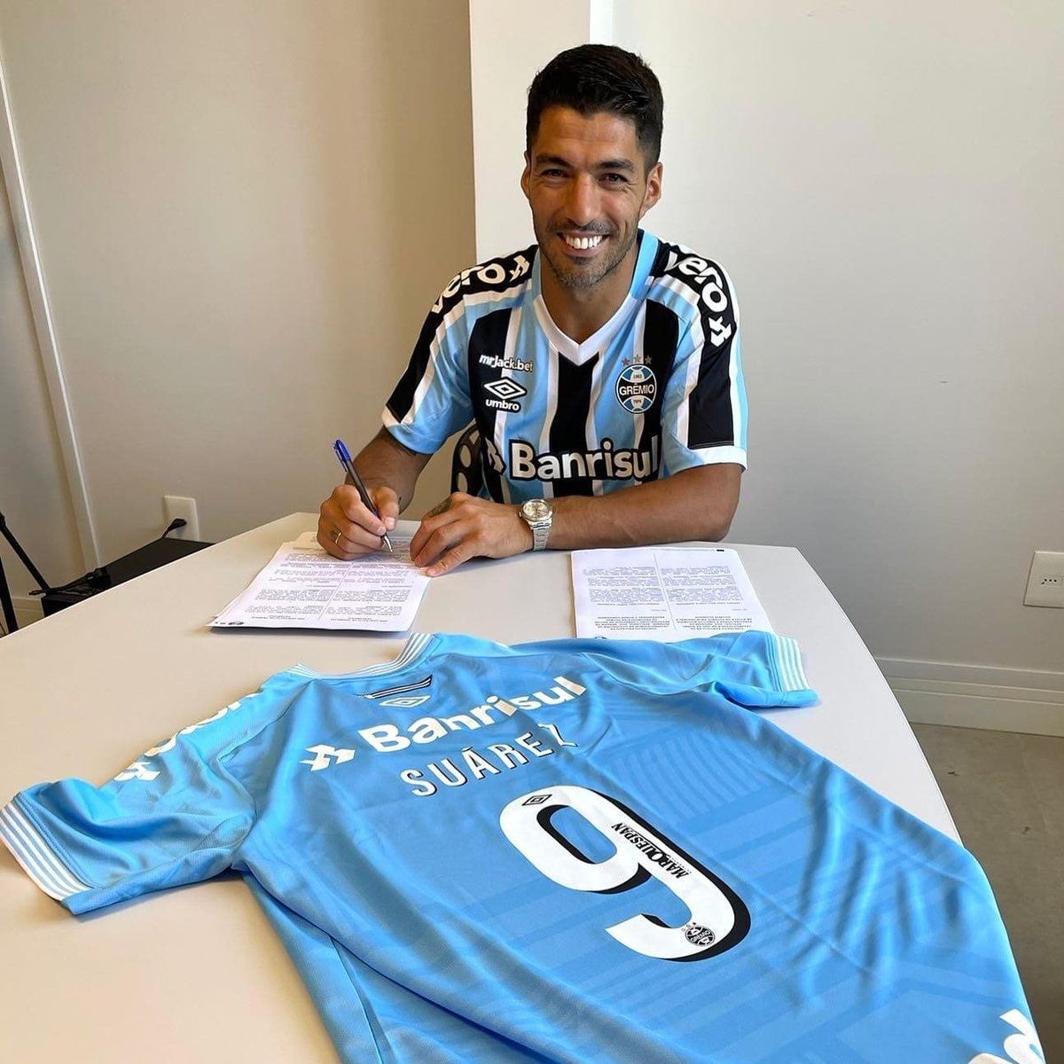 Futbolisticos's tweet photo. 🔴 | CONFIRMADO:

🇺🇾🇧🇷 | Luis Suárez ficha por el club brasileño Gremio. 

🖋 | Acuerdo válido por dos temporadas (diciembre 2024). 

💵 | Se habla de 280 mil dólares mensuales. 

🇺🇾🤝🇧🇷 
#Suarez #LuisSuarez #Gremio #Uruguay #Brasil https://t.co/g1wIf79RHx
