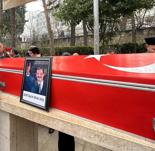 Biz, 2023'e evlatlarımızla giriyoruz; Sinan Ateş’in kuzuları mezarı başında..!
Bu da bütün "Ülküdaşlara" dert olsun…
#sinanates