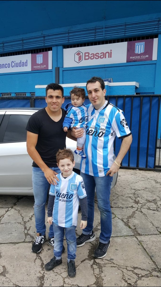 pabloac85's tweet photo. De un día que se habían juntado los Campeones a planificar un 2022 repleto de Títulos 😆👏🏻💪🏻🏆💙🤍💙

#TC9 #VC9 @LautaroMOficial @AcunaMarcos17 https://t.co/oU23EqBrj6