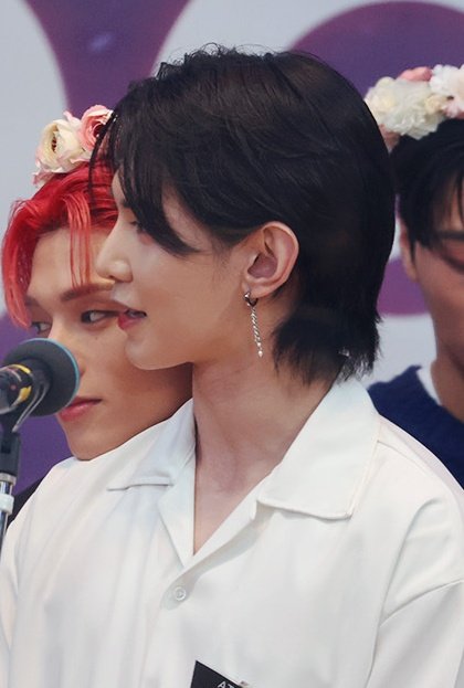 vasilissaadair's tweet photo. few days into halazia era and yeosang has been bias wrecking everyone https://t.co/1xIUJ9PZ8p
