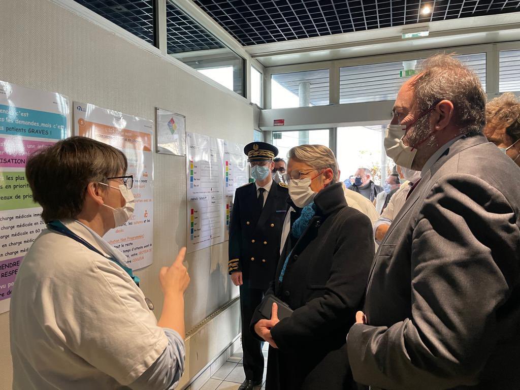 CH_Argenteuil's tweet photo. #VisiteOfficielle | Visite de la 1️⃣ Ministre @Elisabeth_Borne et du Ministre de la Santé @FrcsBraun, aux côtés de @ARS_IDF, à la rencontre du personnel soignant des Urgences du @CH_Argenteuil, mobilisés en ce réveillon #2023.

@VilleArgenteuil https://t.co/UUqBDDBUD6