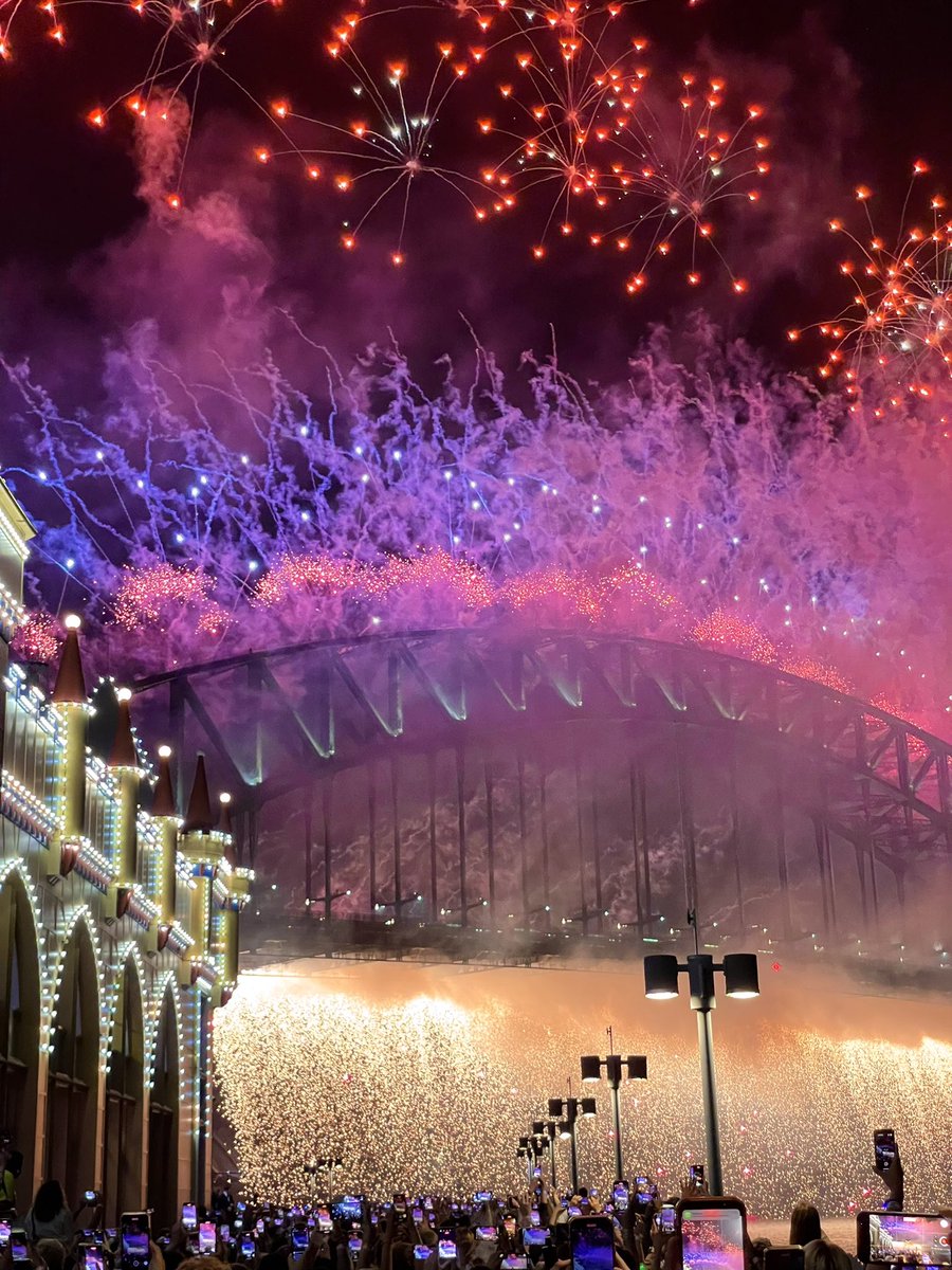 PereGilart's tweet photo. Sense paraules! Happy new year! 🎆🌉🌃 https://t.co/osIeEFSIqs