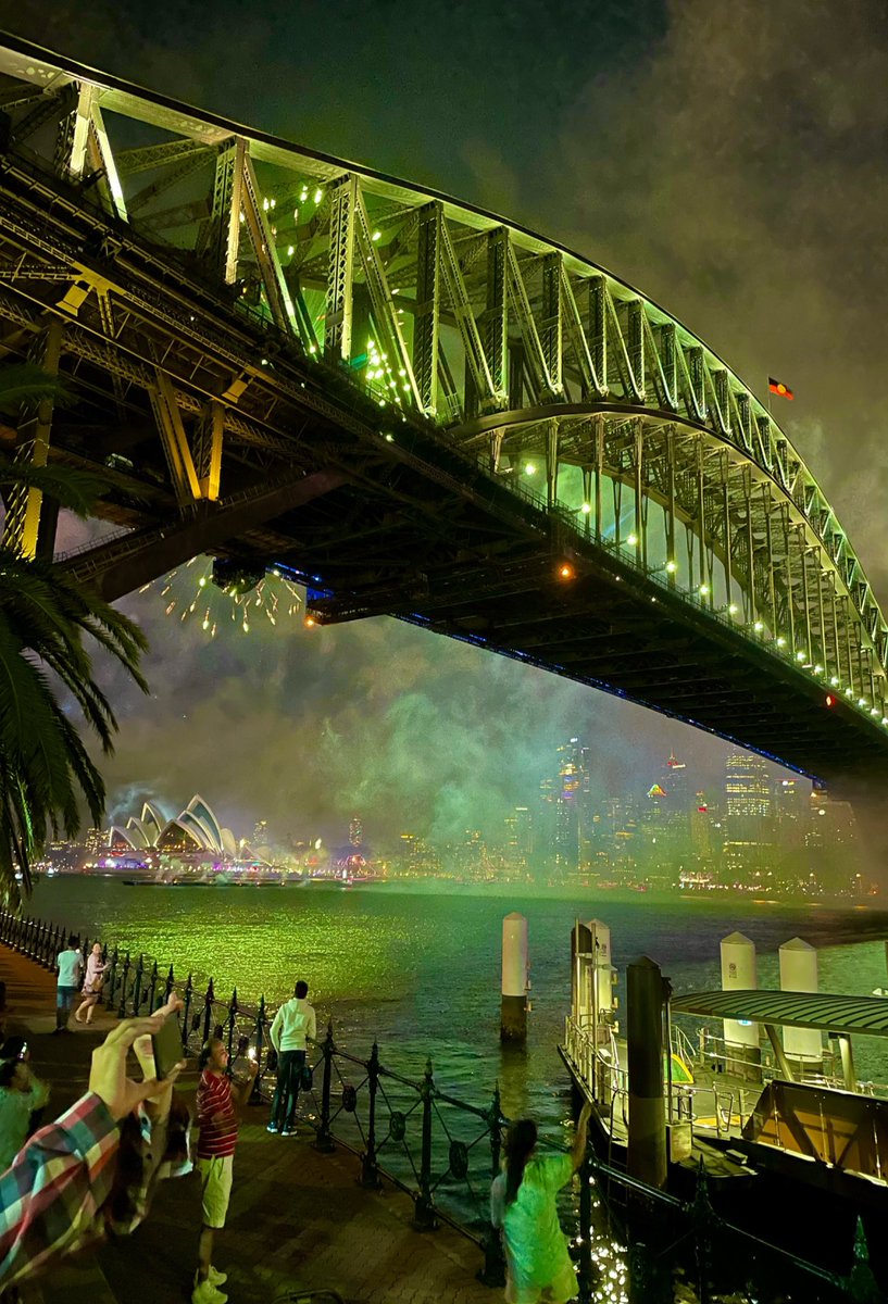 PereGilart's tweet photo. Sense paraules! Happy new year! 🎆🌉🌃 https://t.co/osIeEFSIqs