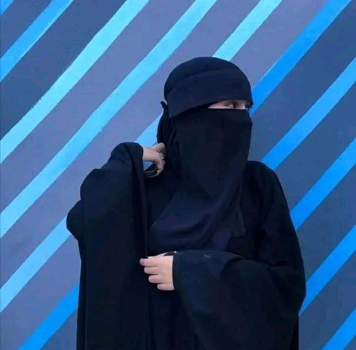 "وتأنسُ النَّفسُ في نفسٍ توافِقُها
بالفِكرِ والطَّبعِ والغاياتِ والقيمِ"