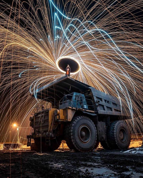Outletminero's tweet photo. 💫Cambiamos hábitos viejos, aprendemos nuevas habilidades, visitamos nuevos lugares... Pero seguimos orgullosos de ser mineros.👷‍♂️👷‍♀️⚒️

¡ #FelizAñoNuevo #2023 a todos!🎆 https://t.co/P8VOXzF9aM