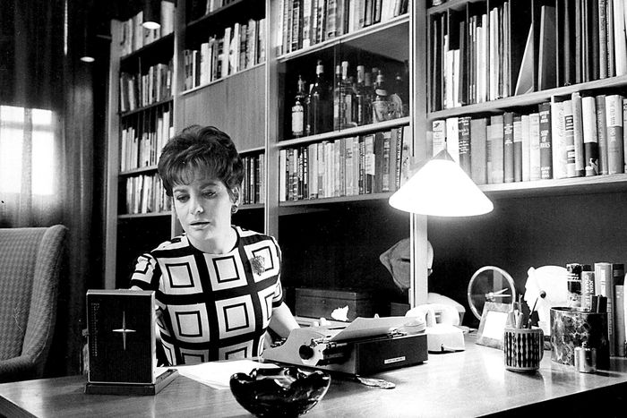 KayCanal's tweet photo. Wow, you know you are a boomer if you know what it is she is referring to in this photo. Do you see the ashtray on her desk too? #BarbaraWalters #oldschool #RIP #premobile #boomer https://t.co/bEJN53IzWT