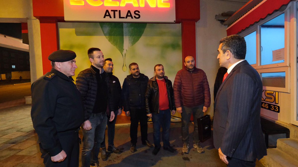 valikirklareli's tweet photo. 📍Taksici Esnafımızlayız... 
Yeni yıla saatler kala vatandaşımıza gece gündüz gözetmeksizin hizmet sağlayan Taksici esnafımızı ziyaret ederek, yeni yıllarını kutladık.
@BirolEkici_39 https://t.co/SlqA0DARsP