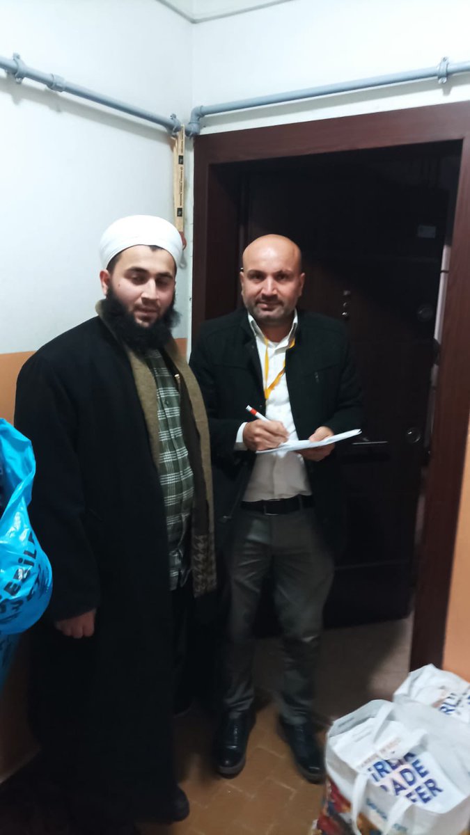 AKBahcelievler's tweet photo. 2023 yolunda, "BİRİZ" diyerek komşularımızı ziyaret etmeye devam ediyoruz.

Zafer Mahallemiz sahada. 

Bahçelievler'de girilmedik sokak, çalınmadık kapı, sıkılmadık el bırakmayacağız.

#2023YolundaBiriz
#BirlikİradeZafer https://t.co/sJyyj3Yg4o