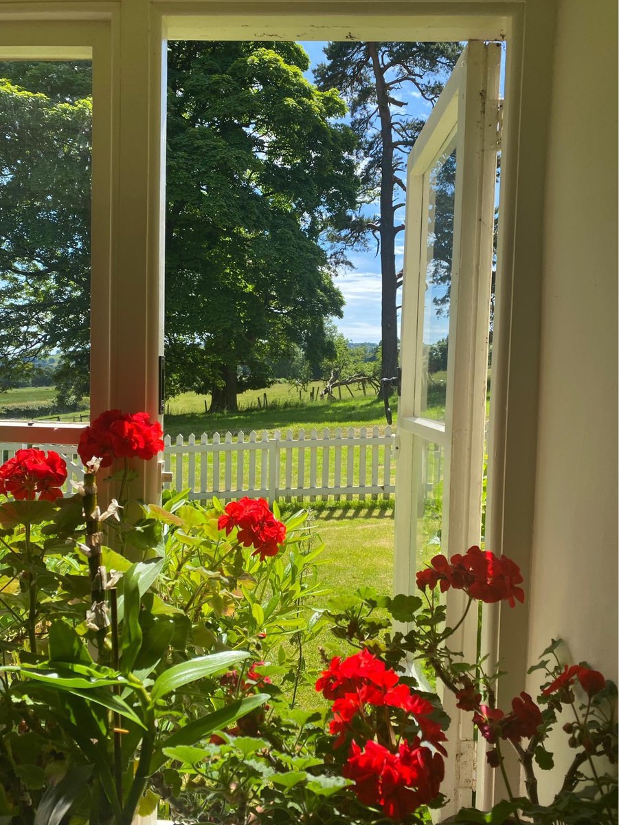 baynes_simon's tweet photo. Very best wishes for a Happy New Year with this photo I took from the window of our house at #Chirk @wrexham in June to remind us that sunnier and happier times lie ahead. https://t.co/nWiacXisXz