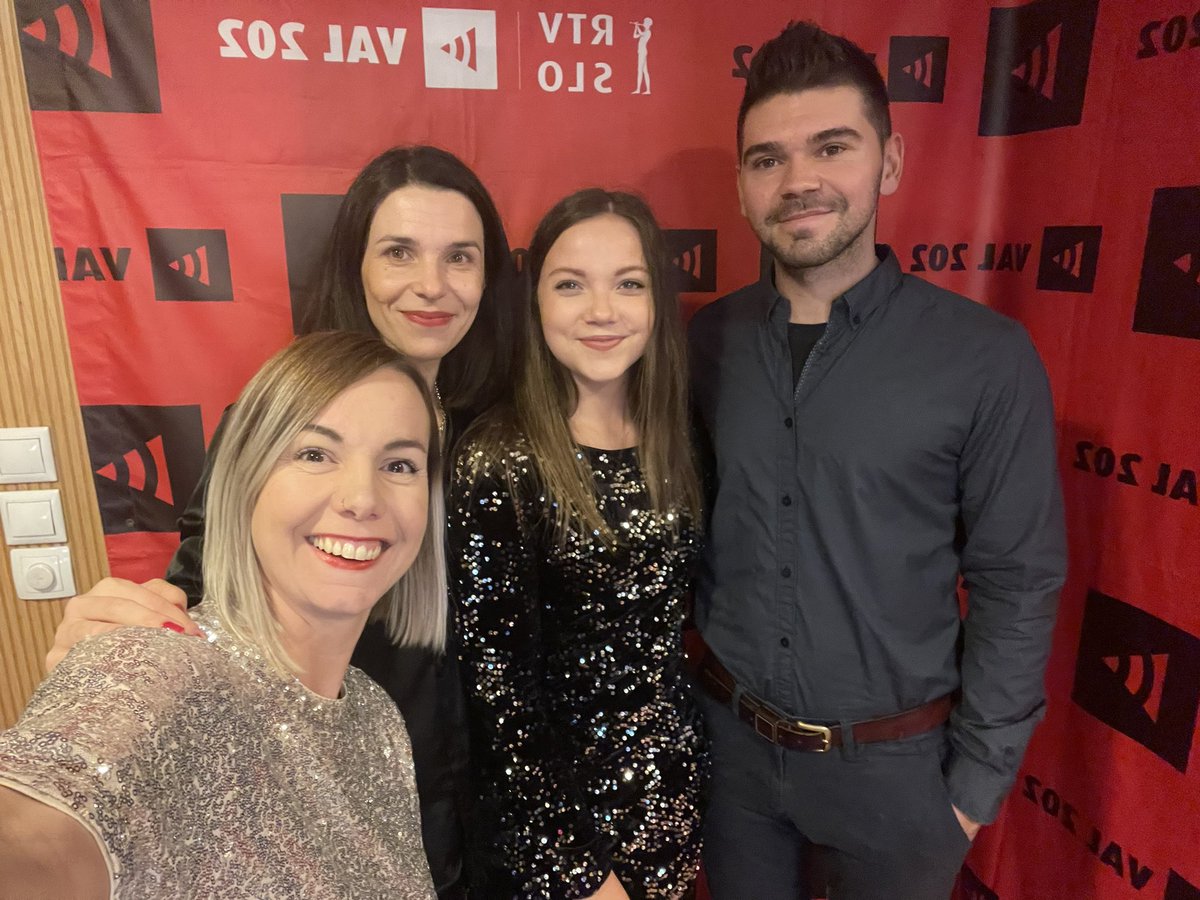 Kar naprej, pri nas se ni treba sezuvat, dobrodošli na <a href="/Val202/">Val 202</a> ✨🥂

Imamo muziko <a href="/zupancicklara/">Klara Zupančič</a>, fine zgodbe povezane z zadnjim dnem leta in silvestraki nagradni kviz. Ob 21. uri se slišimo na 01 475 2 202. 

V živo do 2023 📻 val202.si