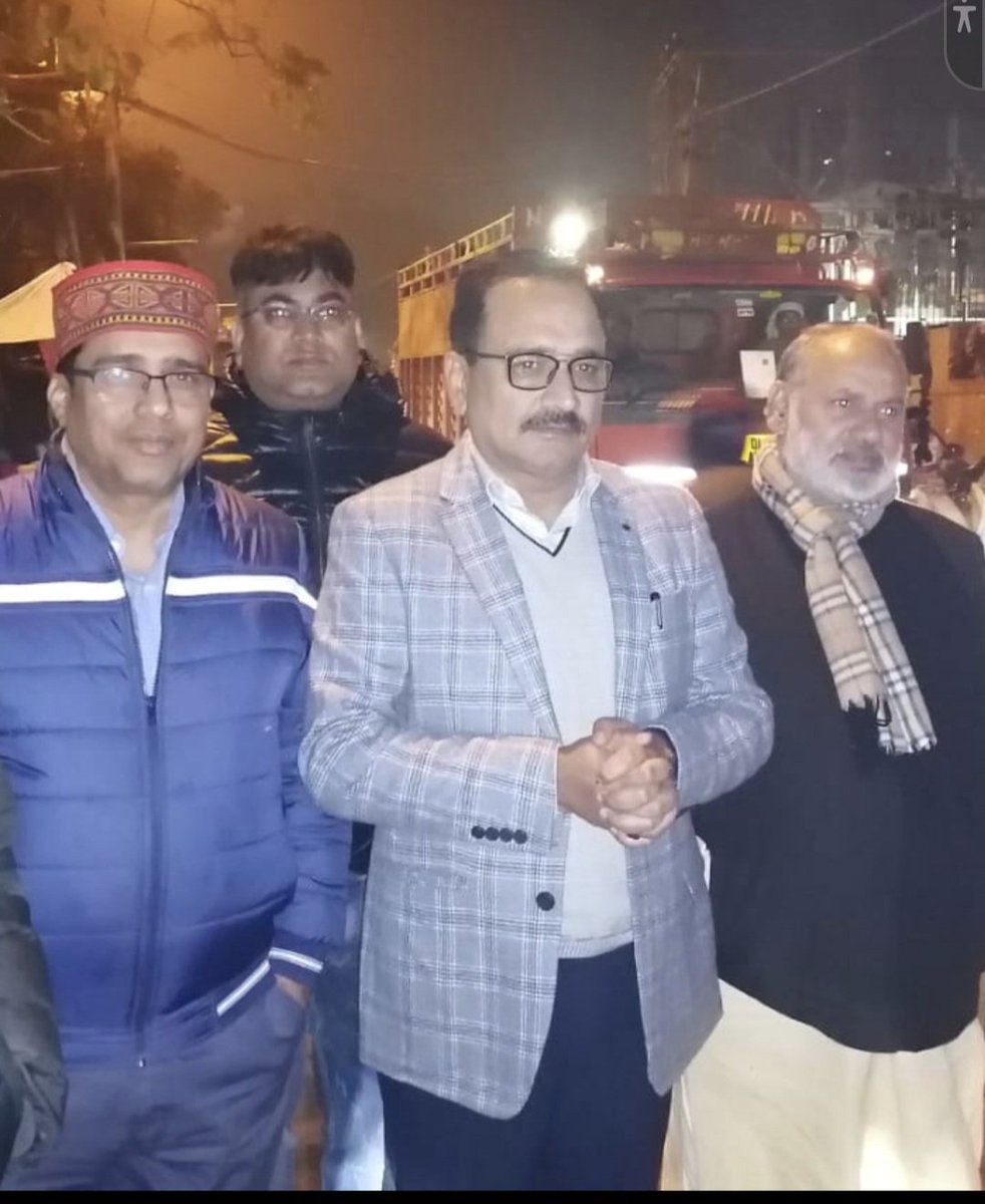 DESH4DL's tweet photo. दिल्ली की रेन बसेरा की हालत देख दिल्ली बीजेपी  कार्यकारी अध्यक्ष @Virend_Sachdeva जी @BJP4Delhi के अनेक साथियों के साथ और @vinitgoenka जी ने दिल्ली की ठंड में रेन बसेरा जा कर उनका हाल चाल पूछा, @ArvindKejriwal गरीबों की चिंता करें। https://t.co/GHpa8e3vjb
