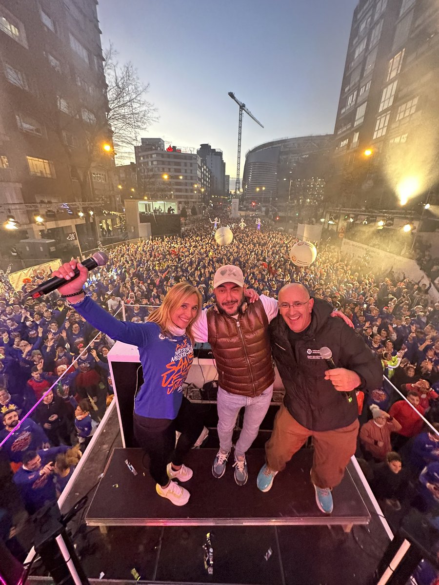 ssvallecana's tweet photo. ¡La fiesta de Noche vieja ya ha comenzado! 
@djnanoshow @rocio_burgos @nn_espana 
#VallecanaSoloHayUna https://t.co/buuy7BgkwQ
