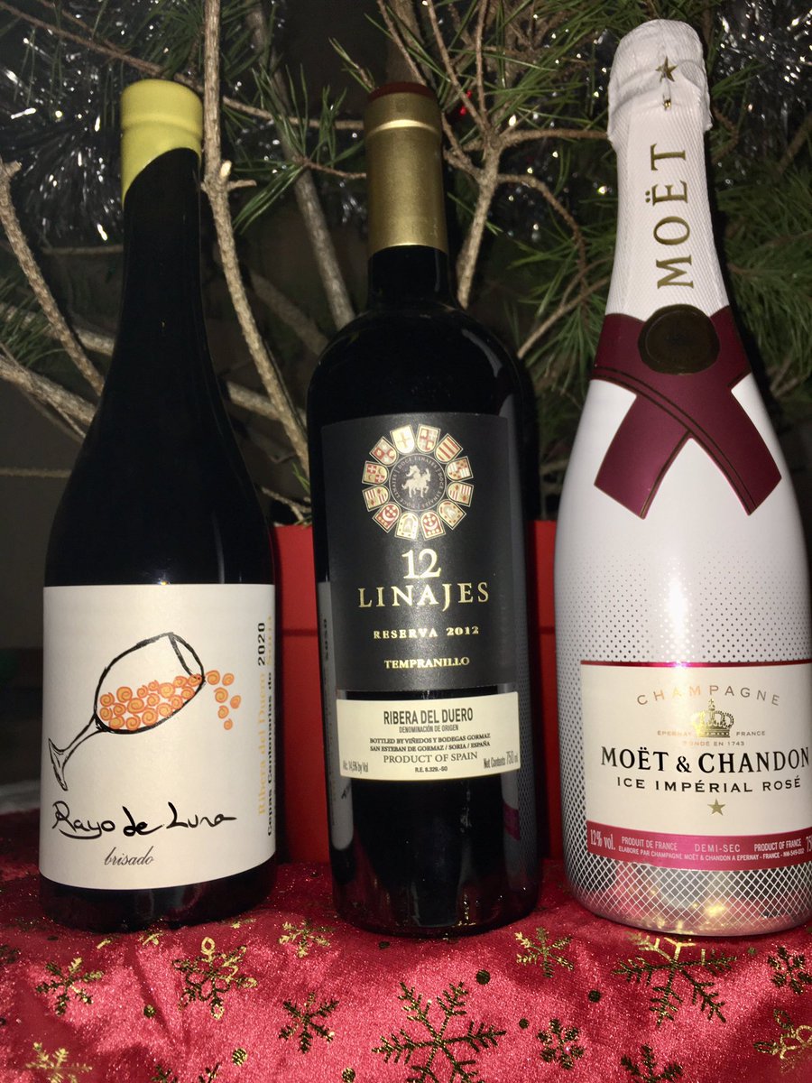 Preparando los vinos para despedir el 2022: #RayodeLuna blanco, de Lunas de Castromoro, como guiño a la nueva tienda de <a href="/Capckarel/">Carlos Pascual</a>, 12 Linajes tinto, de <a href="/Hispanobodegas/">Hispanobodegas</a>, que nos acompañaron en el último evento del <a href="/GIRTraduvino/">GIRTraduvino</a> y el <a href="/moetchandon/">Moët & Chandon</a> Imperial porque un día es un día!
