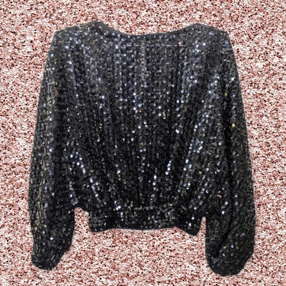 firstlady1026's tweet photo. So good I had to share! Check out all the items I'm loving on @Poshmarkapp #poshmark #fashion #style #shopmycloset #vintage #ugg: https://t.co/dVWne5vk81 https://t.co/jkrJYPvKj1