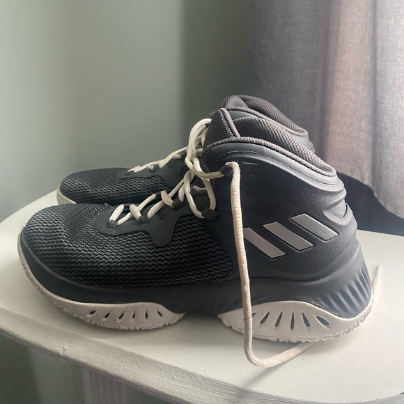 pursesnmor's tweet photo. So good I had to share! Check out all the items I'm loving on @Poshmarkapp #poshmark #fashion #style #shopmycloset #adidas: https://t.co/TMdRP9EJDZ https://t.co/ASrTXIdmOk