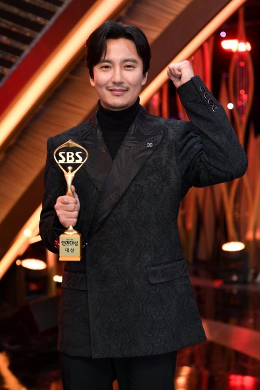 kpfanyo's tweet photo. SBS演技大賞
キムナムギル（悪の心を読む者たち）
最優秀演技賞
イジュンギ(アゲインマイライフ)
キムセジョン(社内お見合い)
アンヒョソプ(社内お見合い)
ホジュノ(なぜオスジェなのか)
ソヒョンジン(なぜオスジェなのか)
キムレウォン(消防署隣の警察署)
ギル様受賞２回目さすがです
#キムナムギル https://t.co/xqrKIWDbMW