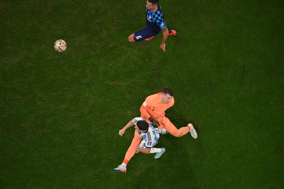 barakfever's tweet photo. Despedimos el año con dos jugadas marcadas como penal.

Una fue un penal inobjetable y la otra desató las mayores teorías de conspiración en a historia del futbol.

Aficiones chicas y luego la del Madrid. https://t.co/IRdx6fEGMf
