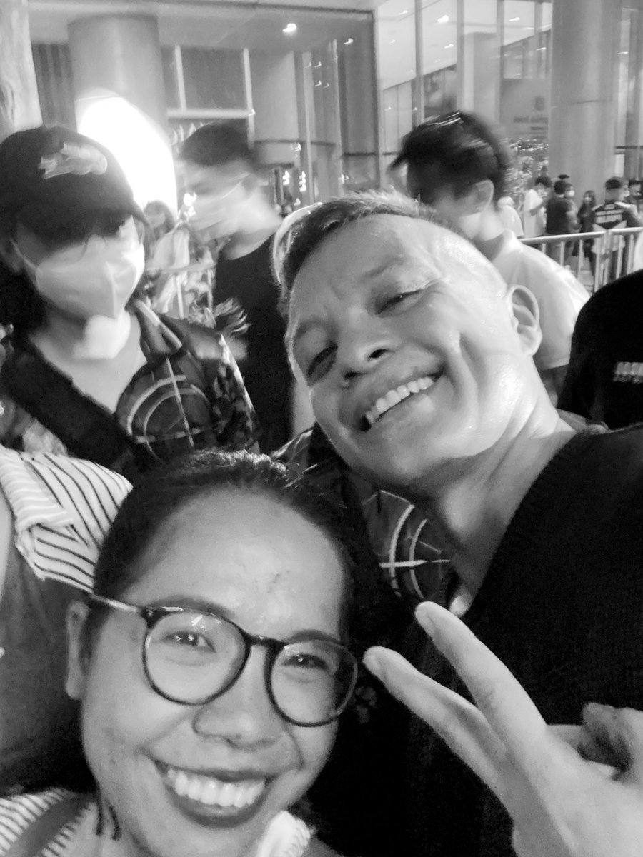 watchAmak0lme's tweet photo. Sir B alam ko d ko nkuhaan ung selfie nating nkdila ka.. ginantihan mo b ako sa pagshake shake mo sa akin? ๐๐๐ #firsttime un ah!! ๐ d bale wala man ung padila trademark mo nice nmn dimple and smile mo dyan.. heheโฆ #nicetocuagain #harot hahahaโฆ https://t.co/OclWhNFJgo