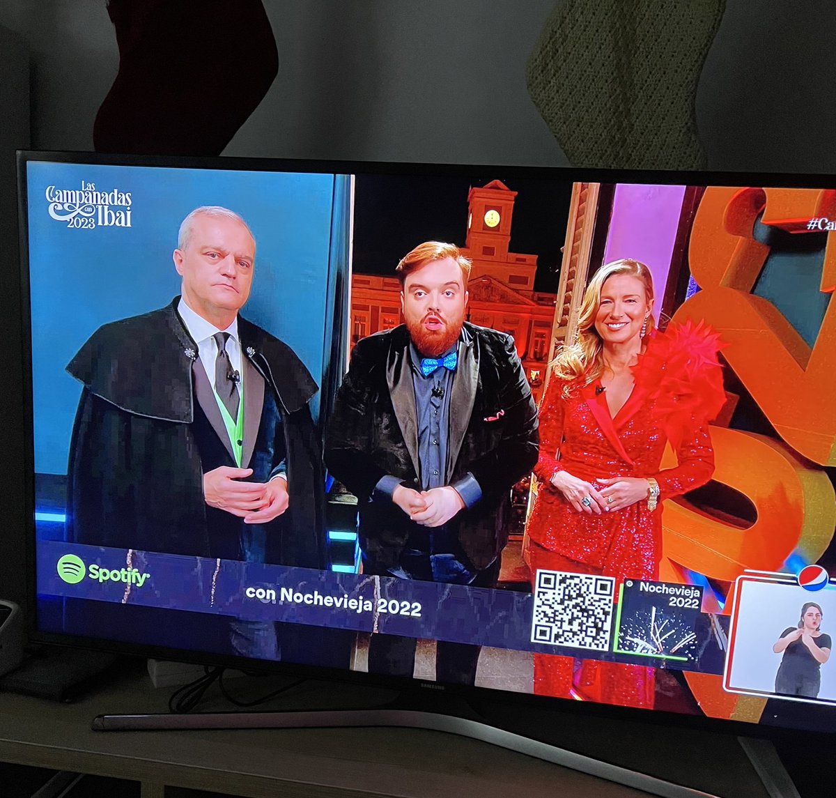 patriguti's tweet photo. Despues de toda la vida viendo las campanadas en @La1_tve, gracias a sus decisiones, nos pasamos a #CampanadasIbai2023. Porque Ramon y Anne son un must esta noche. Si lo digo https://t.co/K8qthrKhPk