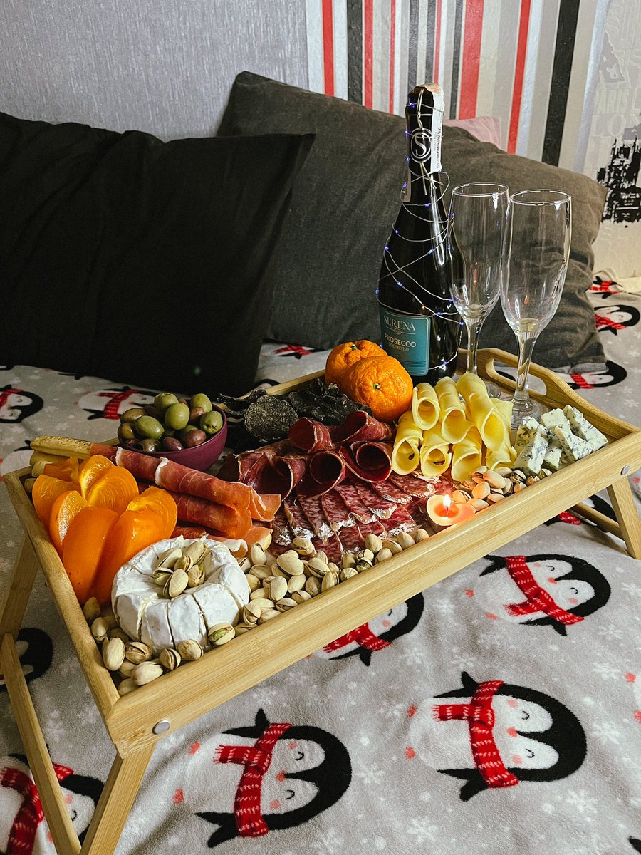 kot_esa's tweet photo. з Новим роком🥂✨ https://t.co/Yne6sVKCkS