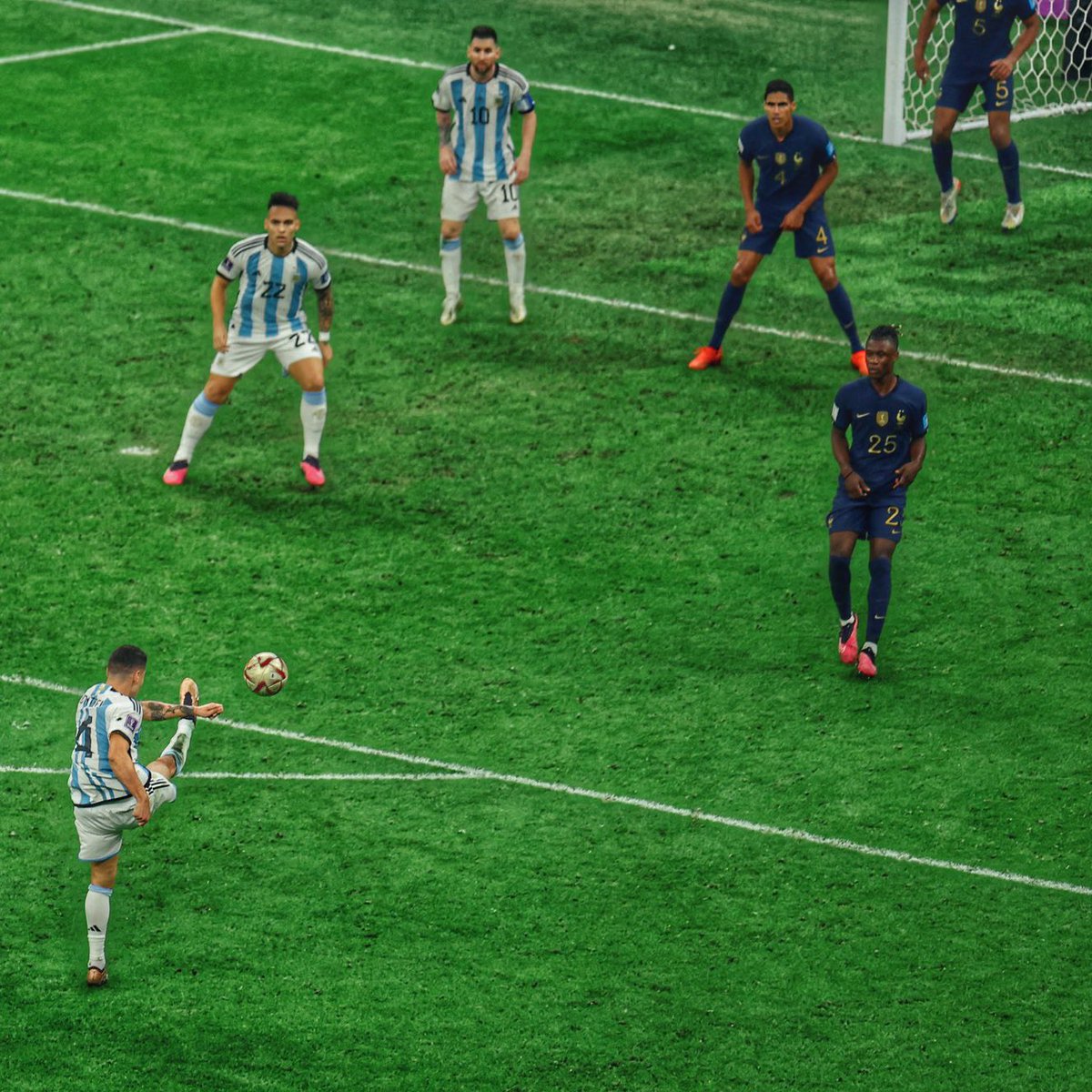 AtaqueFutbolero's tweet photo. Gonzalo Montiel estuvo a un francés de hacer el mejor gol en la historia de los Mundiales.

😳 https://t.co/d7CqqUIInV