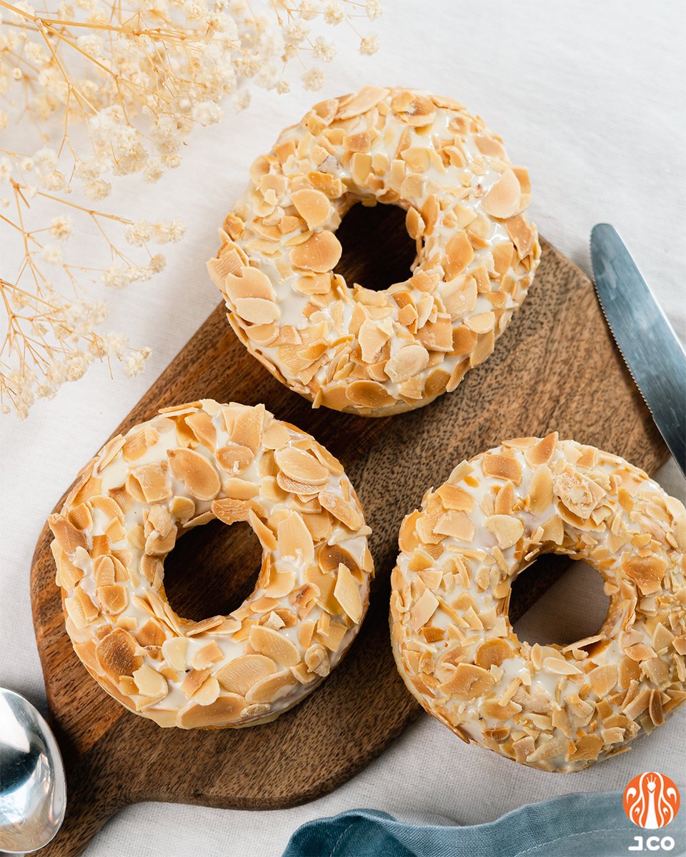 JcoPHtweets's tweet photo. A brand-new year has arrived, but some things will always be timeless.

What sweet habits will you keep on doing or improving this 2023?

#ILoveJCO
#NewYear
#SweetResolutions https://t.co/w5Xh36QKxi