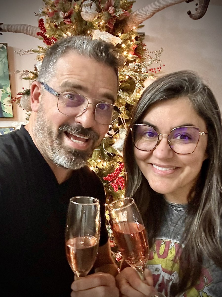 webtvbrasileira's tweet photo. 🍾👊 Passando para desejar a todos #webtvzeiros um Feliz Ano Novo! https://t.co/fvqXFpOzJt
