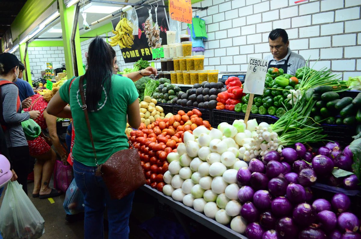 DiarioPresente's tweet photo. #Tabasco🔵 A unos días de que culminara el año 2022, el kilo de #Tomate aumentó su precio de 5 a 10 pesos, actualmente el kilo se vende en 30 pesos en el mercado, y algunos otros comercios las dan en 35 pesos, y la #CebollaMorada subió el precio muy ligeramente. https://t.co/04bviex2YC