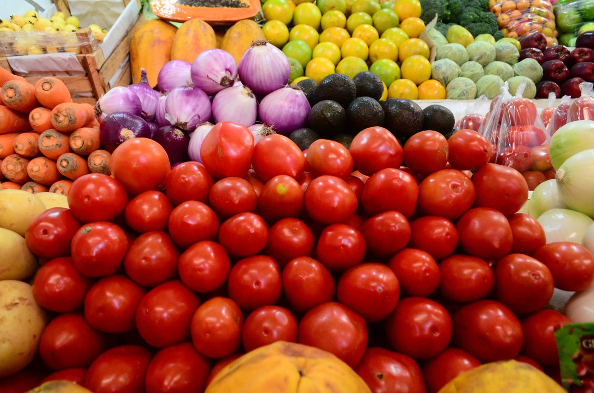 DiarioPresente's tweet photo. #Tabasco🔵 A unos días de que culminara el año 2022, el kilo de #Tomate aumentó su precio de 5 a 10 pesos, actualmente el kilo se vende en 30 pesos en el mercado, y algunos otros comercios las dan en 35 pesos, y la #CebollaMorada subió el precio muy ligeramente. https://t.co/04bviex2YC