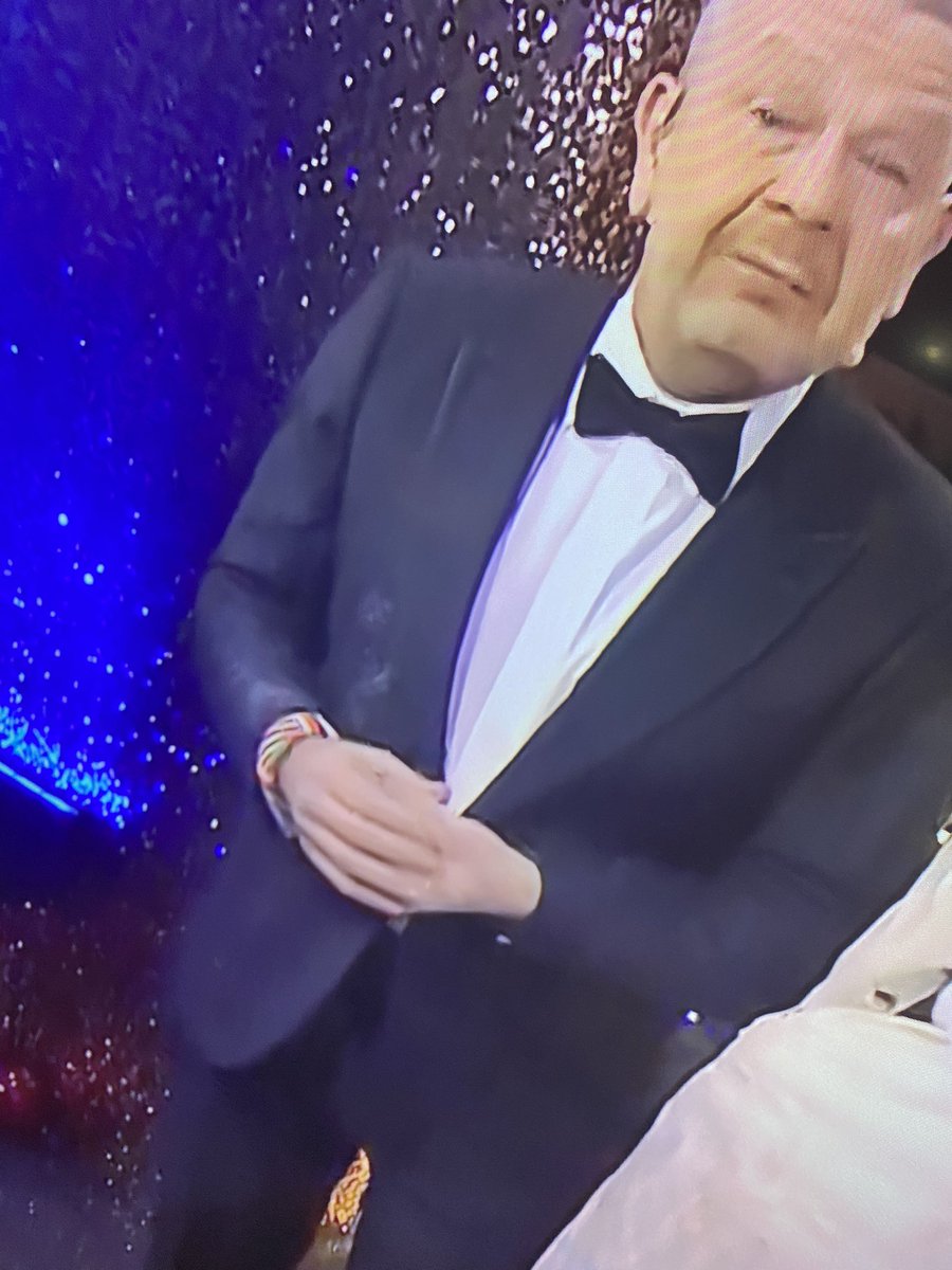 SORSIS19's tweet photo. @albertochicote  todo lo criticas y luego llevas el traje manchado, marranchòn !!  #CampanadasA3 https://t.co/eFaMBDRPd5