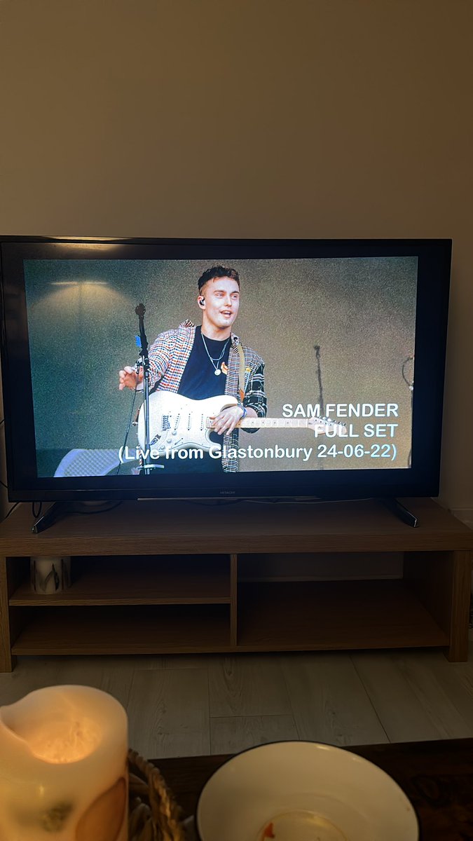 rebeccasemus's tweet photo. What a way to end the year by  watching @samfendermusic highlights  @bbcglasto @MissVerena7 https://t.co/8AejZyYdOH