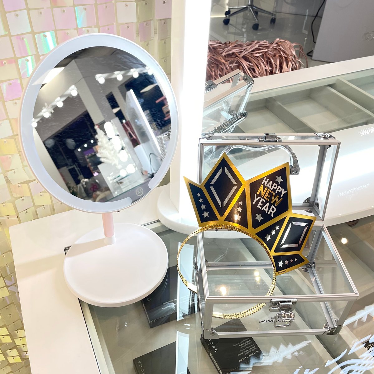 ImpressionsV's tweet photo. Stay #Countdown ready with the Affinity Tri-Tone LED Makeup Mirror and Savvy collection!🤩🕙
#newyearseve #endofyearsale #makeupmiror #LEDlighting #traincase #makeup #makeupcase #affinity #glow #sale https://t.co/jx8k56Qm7v