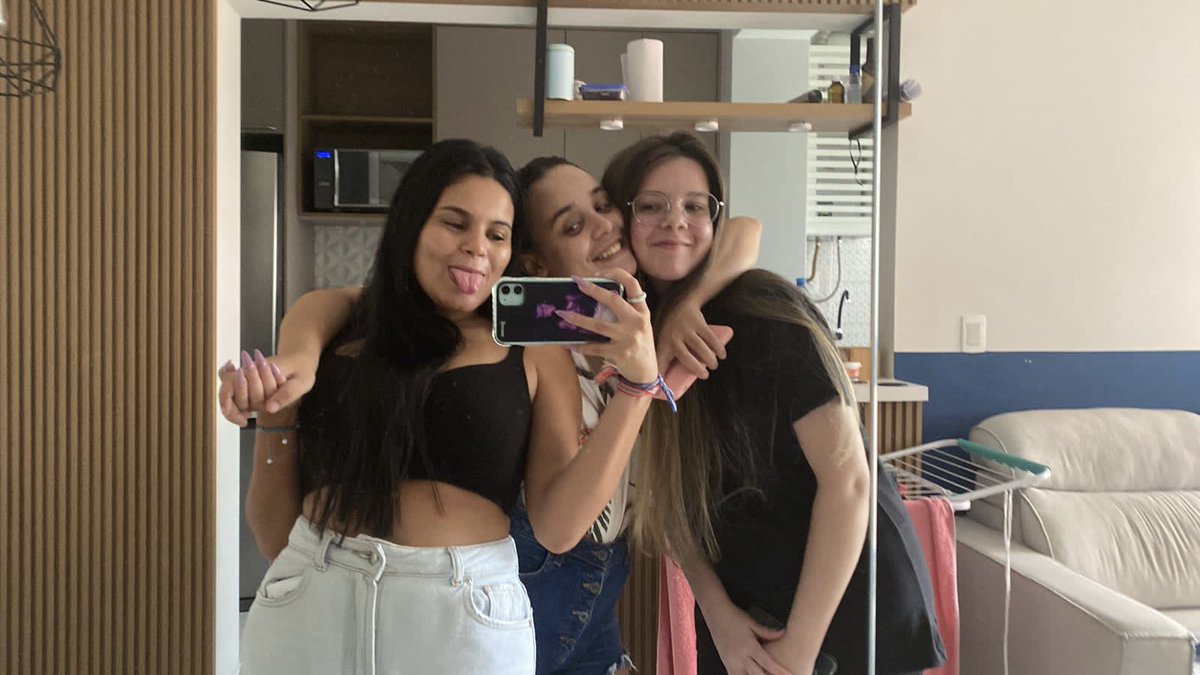 ortegaspov's tweet photo. Esse tweet é uma carta para minha família, Central de Fãs Savannah Clarke. 

Esse ano foi um ano muito agitado para nós, tivemos tantos momentos que é difícil listar aqui. Vocês sabem que eu não sou muito boa em expressar sentimentos, mas eu prometo tentar nessa carta. (+) https://t.co/AdOjxB0phz
