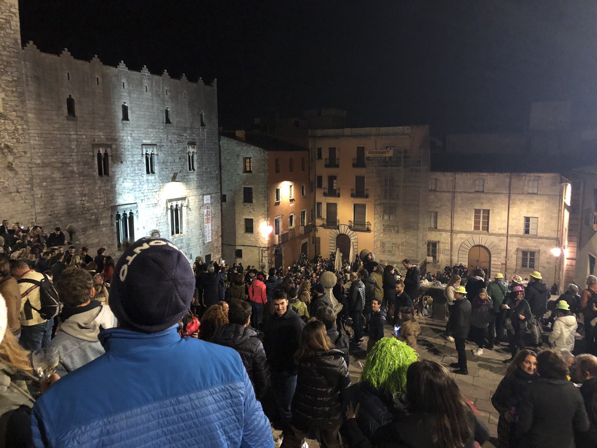 Que ha passat amb les campanes? Centenars de persones sense les dotze campanades <a href="/elpunt/">El Punt Avui Girona</a> <a href="/DiarideGirona/">Diari de Girona</a>