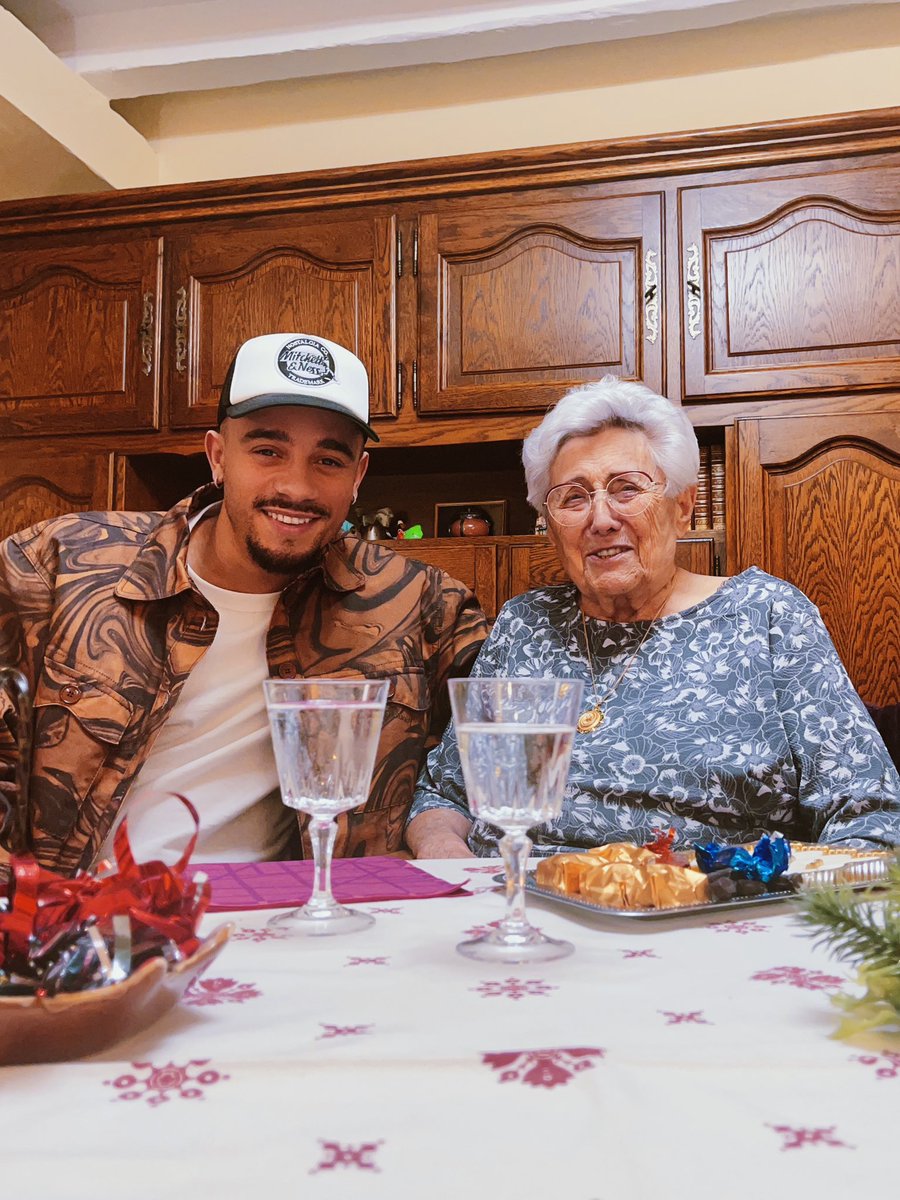 MisterVonline's tweet image. 1 de + ! Bonne année les sangs ❤️