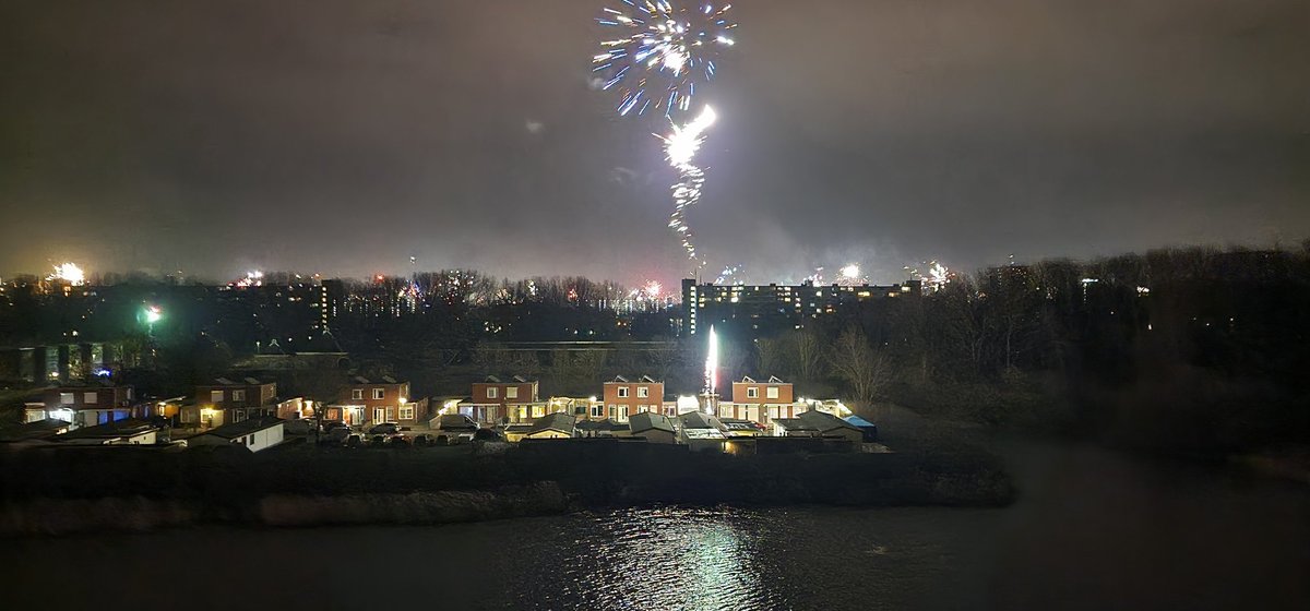 ericboorsma's tweet photo. #vuurwerk #groningen #deheld https://t.co/vTdBItpkVb