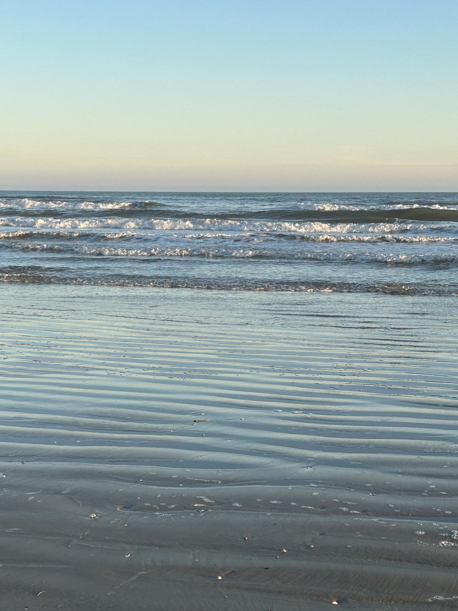 LesliWare1's tweet photo. Spending New Year’s Eve at the beach in Galveston. A little foggy but otherwise nice. https://t.co/Im6hxemXzj