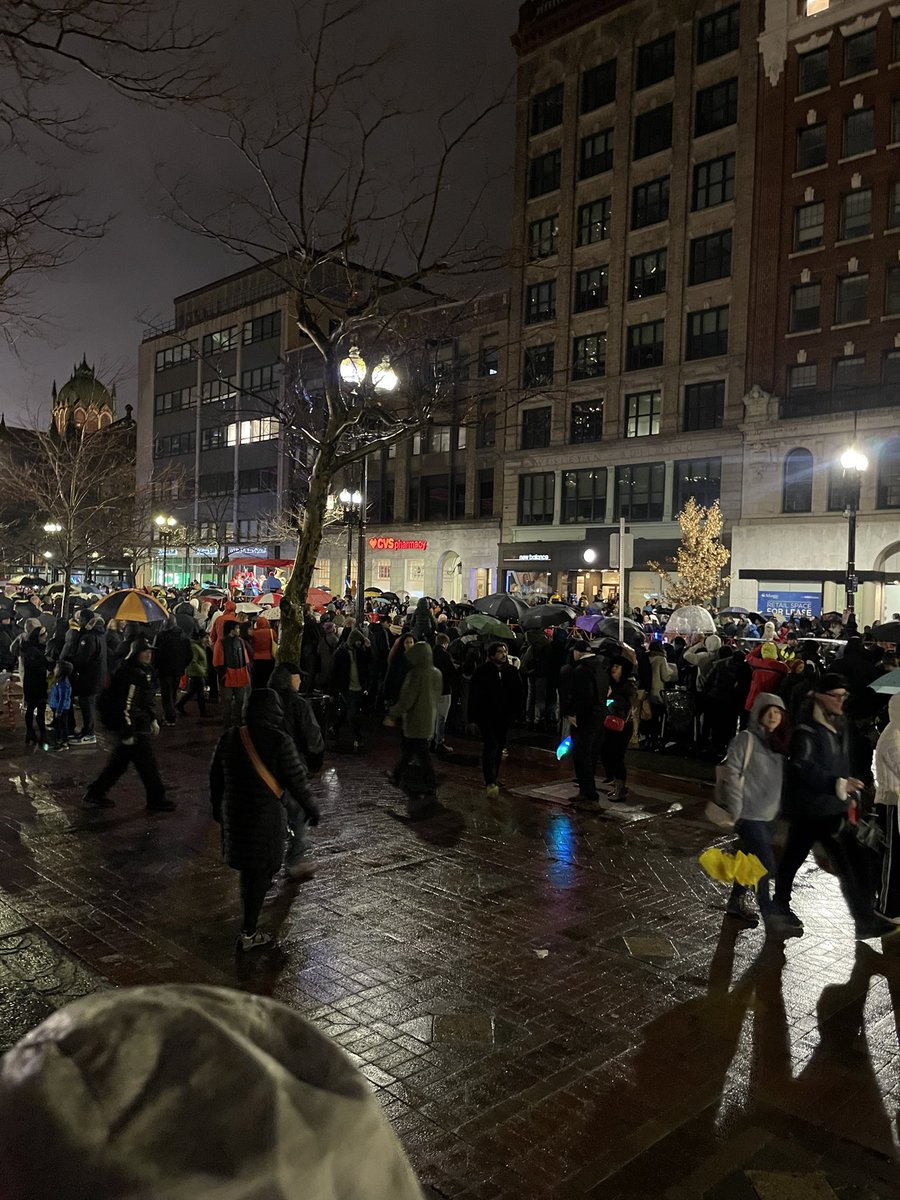 wingeyes2's tweet photo. Finishing the new year in Boston first night #bostonfirstnight https://t.co/fpejqIOrb5