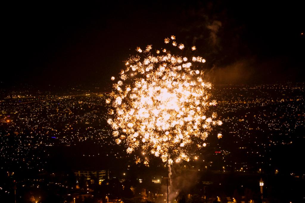CityofKigali's tweet photo. Abatuye Umujyi wa #Kigali bashimishijwe no kwinjira mu mwaka mushya wa 2023, bareba uko haturitswa urufaya rw'urumuri mu mpande zitandukanye z'Umujyi. https://t.co/fDBakoIDGp